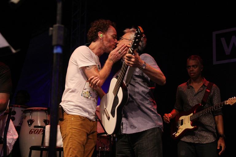 Caetano Veloso e Nando Reis dão beijo em show