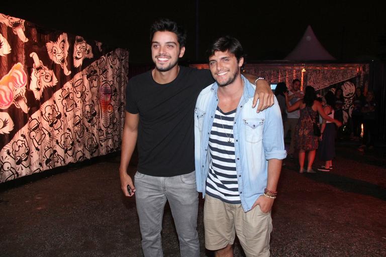 Bruno Gissoni vai à festa com o irmão, Rodrigo Simas