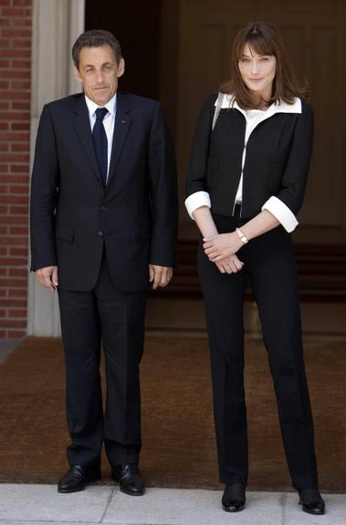 Carla Bruni tem 1,75m de altura e evita usar salto alto perto de Nicolas Sarkozy, que tem 1,65m