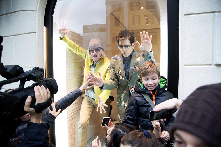 Ben Stiller e Owen Wilson fazem poses em vitrine da Valentino em Roma