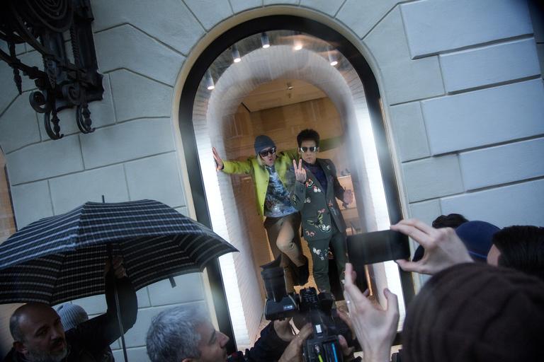 Ben Stiller e Owen Wilson fazem poses em vitrine da Valentino em Roma