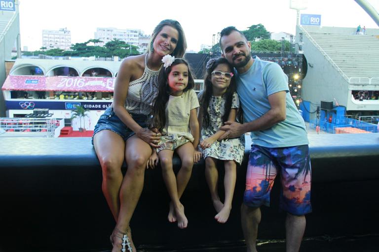Luciano Camargo visita camarote com a família