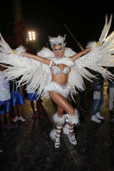 Thaila Ayala participa de desfile da Gaviões da Fiel no Sambódromo