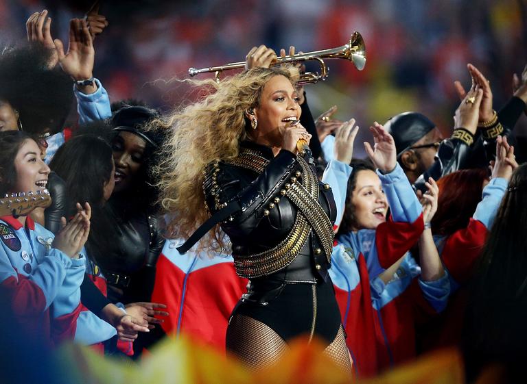 Beyoncé homenageia Michael Jackson no Super Bowl