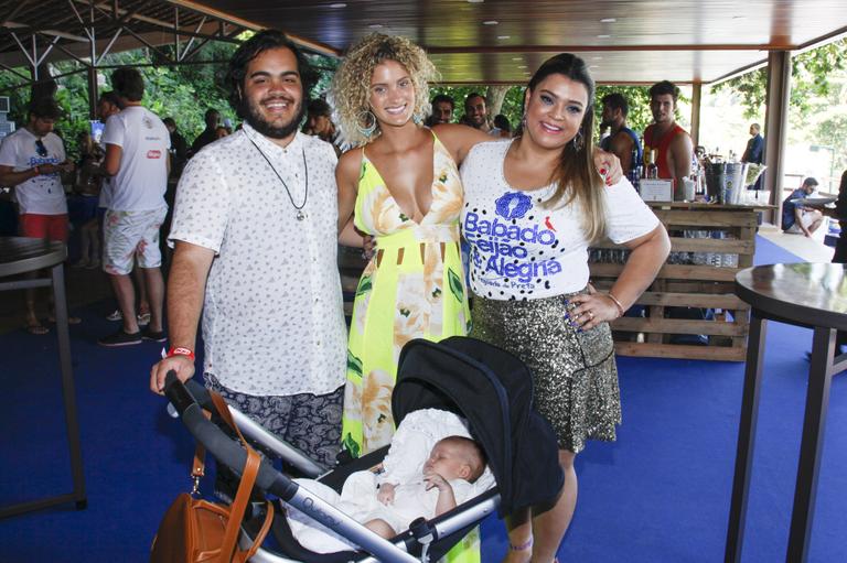 Preta Gil recebe o filho, a nora e o neto em celebração no Rio