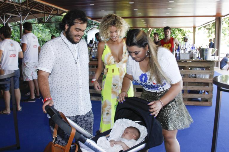 Preta Gil recebe o filho, a nora e o neto em celebração no Rio