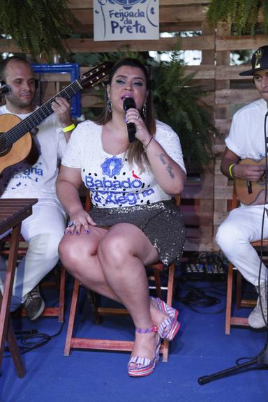 Preta Gil canta durante feijoada no Rio
