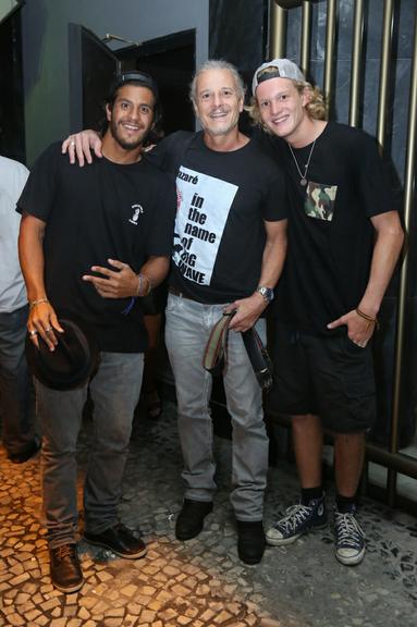 Marcello Novaes posa com os filhos Pedro e Diogo durante festa no Rio