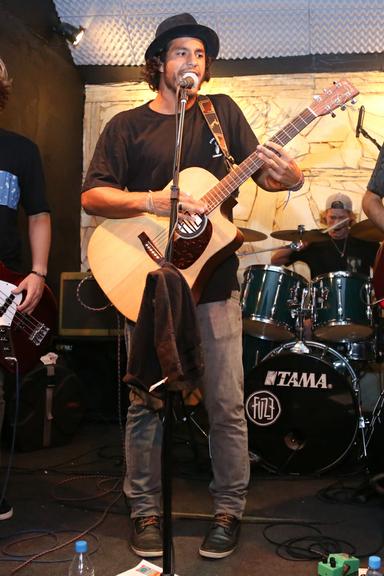 Diogo Novaes se apresenta com a banda Fuze no Rio