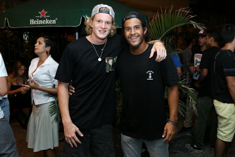 Os irmãos Pedro e Diogo Novaes posam juntos em festa no Rio