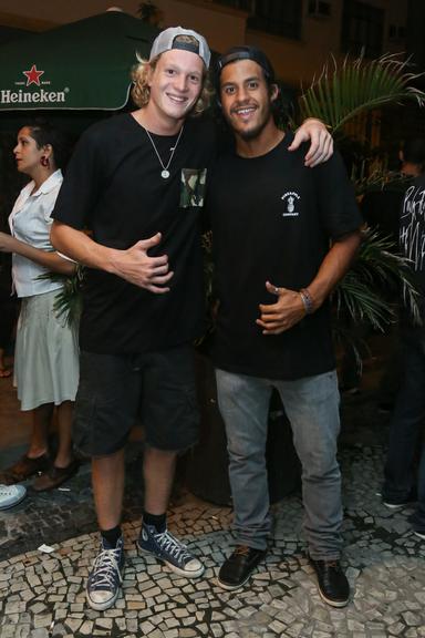 Os irmãos Pedro e Diogo Novaes posam juntos em festa no Rio