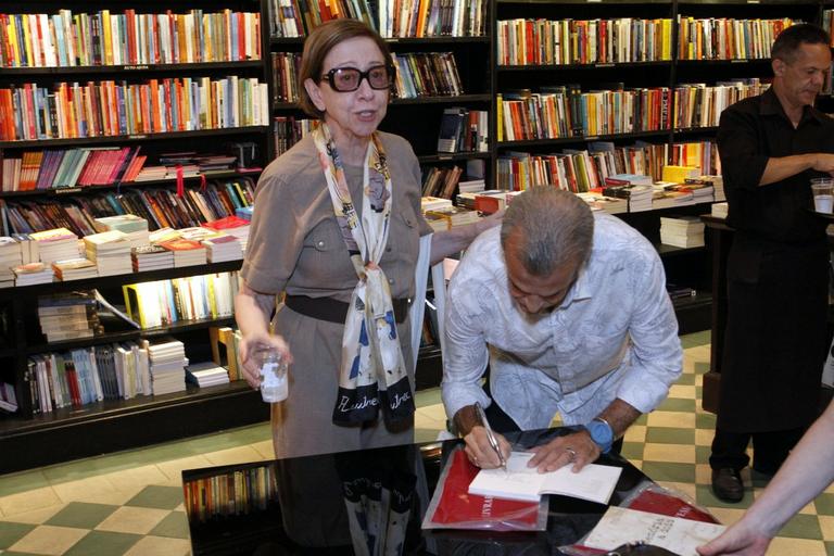 Fernanda Montenegro prestigia lançamento de livro no Rio de Janeiro
