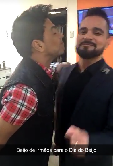 Zezé di Camargo e Luciano se beijam
