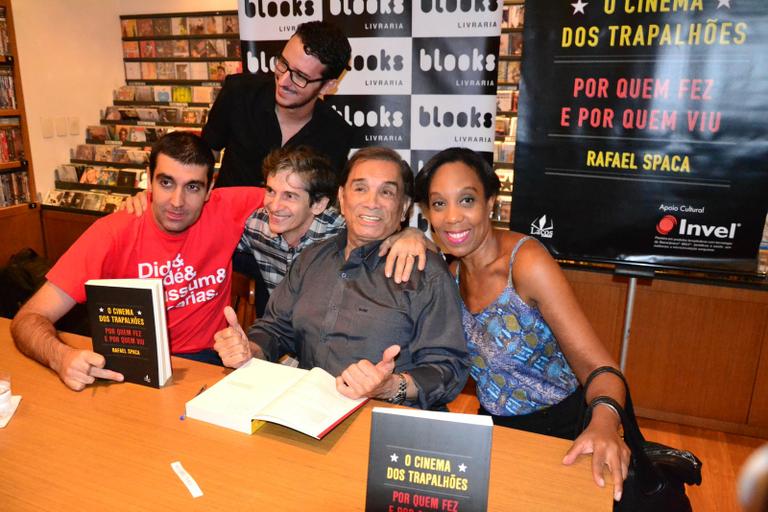 Dedé Santana prestigia lançamento de livro sobre Os Trapalhões