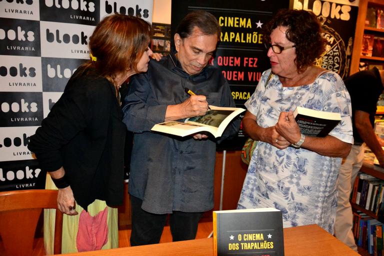 Dedé Santana prestigia lançamento de livro sobre Os Trapalhões