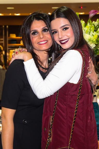 Giovanna Lancellotti e a mãe, Giuliana, posam juntinhas em evento em São Paulo