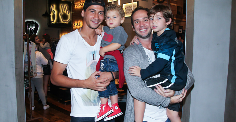 Paulo Henrique Ganso e Caio Ribeiro com os filhos