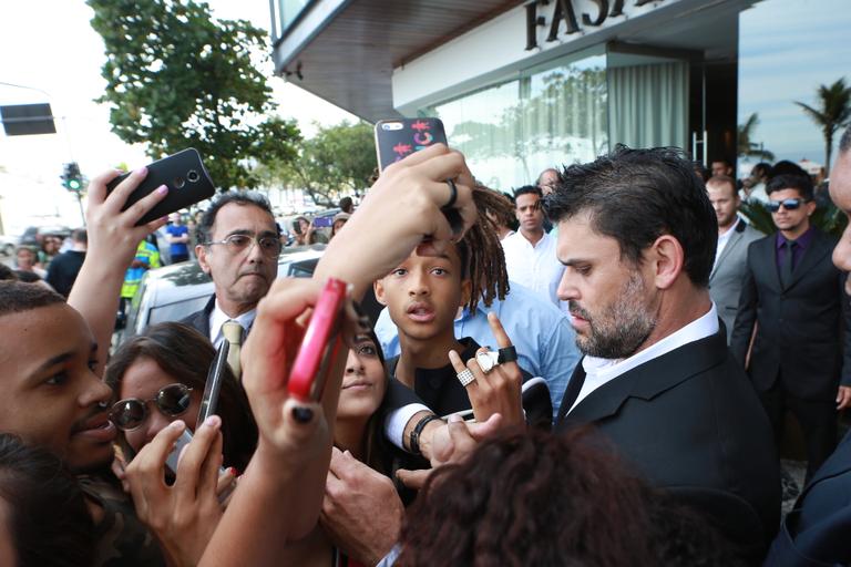Jaden Smith recebe os fãs no Rio de Janeiro
