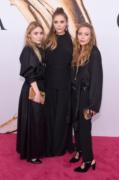 Elizabeth Olsen com as gêmeas Mary-Kate e Ashley Olsen