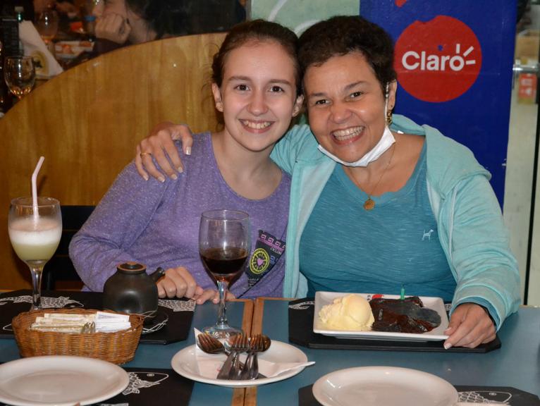 Claudia Rodrigues comemora 45 anos ao lado da filha