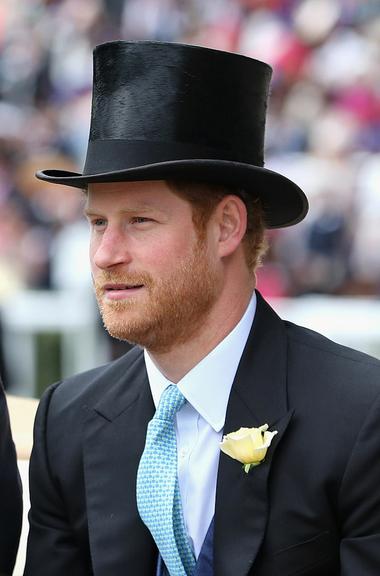 Estiloso! Príncipe Harry surge de chapéu em evento 