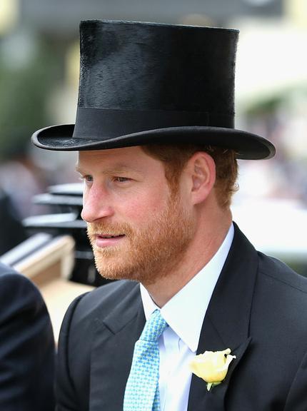 Estiloso! Príncipe Harry surge de chapéu em evento 
