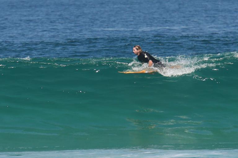 Vladimir Brichta mostra habilidade no surfe