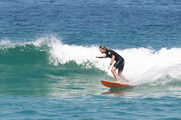 Vladimir Brichta mostra habilidade no surfe