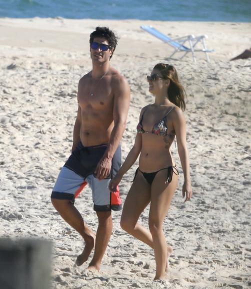 Isis Valverde curte dia na praia com o namorado, André Resende