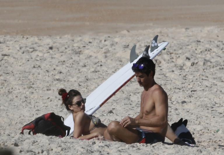 Isis Valverde curte dia na praia com o namorado, André Resende