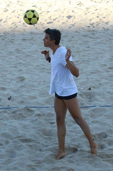 Márcio Garcia curte a tarde em praia no Rio de Janeiro