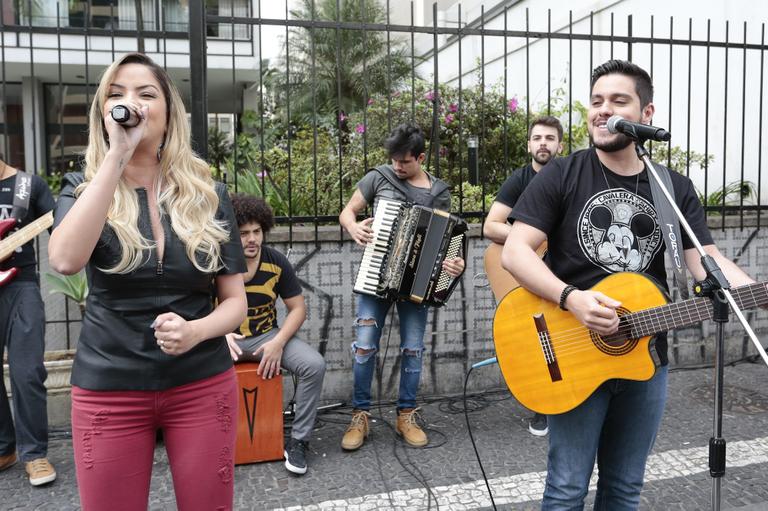 Maria Cecília e Rodolfo lançam música com show na Av. Paulista