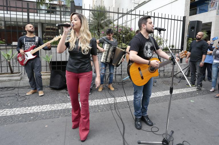 Maria Cecília e Rodolfo lançam música com show na Av. Paulista