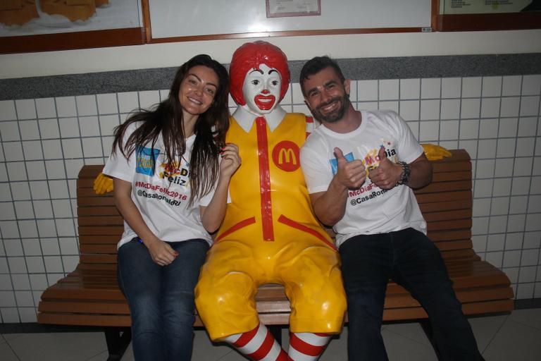 Laura Keller e Jorge Souza visitam crianças na Casa Ronald