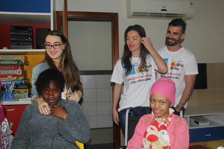 Laura Keller e Jorge Souza visitam crianças na Casa Ronald
