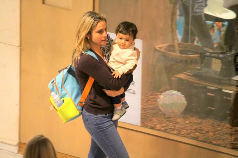 Fernanda Gentil curte passeio com o filho em shopping no Rio de Janeiro