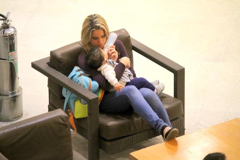 Fernanda Gentil curte passeio com o filho em shopping no Rio de Janeiro