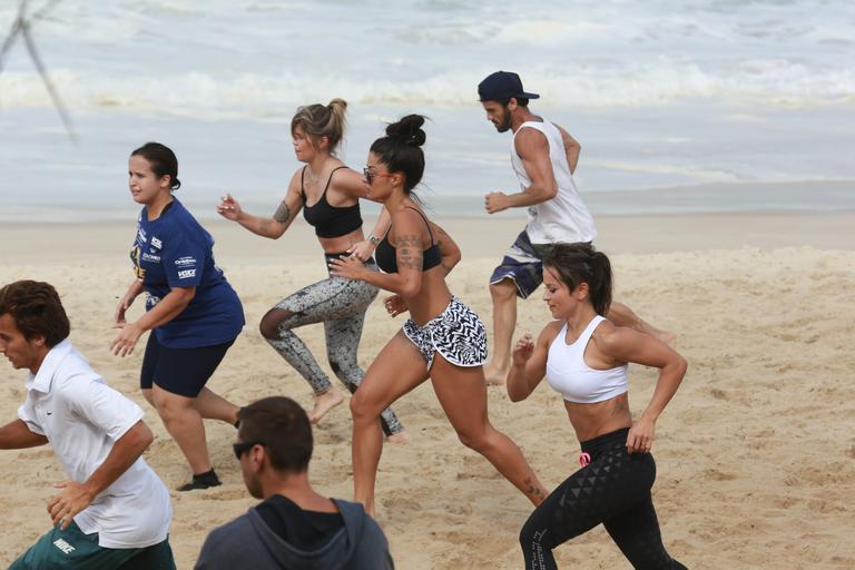 Aline Riscado exibe boa forma em treino funcional no Rio