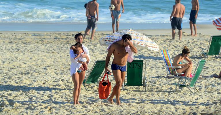 Deborah Secco curte a tarde com a família na praia