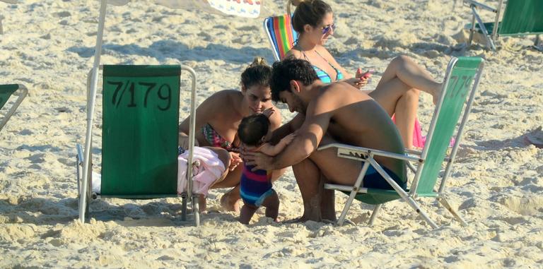 Deborah Secco curte a tarde com a família na praia