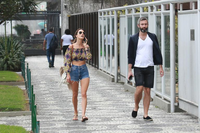 Alessandra Ambrosio passeia no Rio de Janeiro