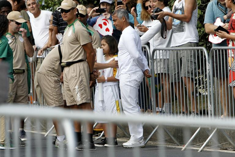 Cafu, Viviane Araújo e Otaviano Costa carregam a tocha olímpica 