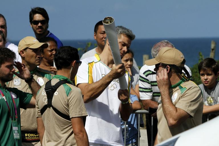 Cafu, Viviane Araújo e Otaviano Costa carregam a tocha olímpica 