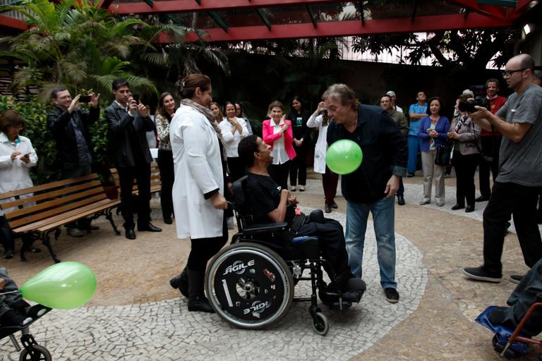 Fábio Jr faz visita para os pacientes da Cruz Verde em SP