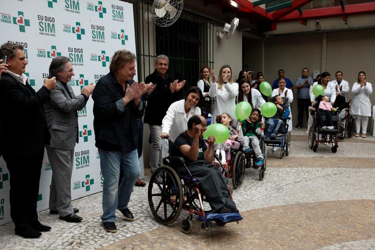 Fábio Jr faz visita para os pacientes da Cruz Verde em SP