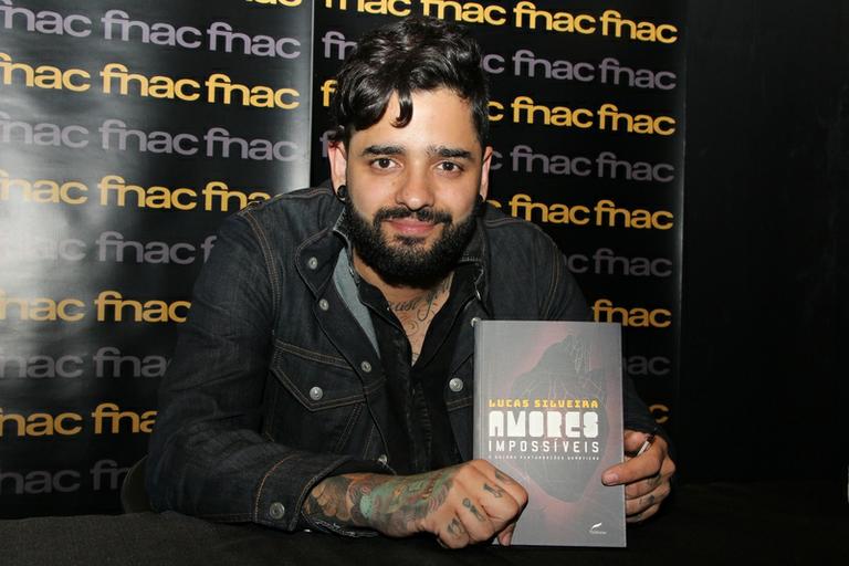 Lucas Silveira lança seu novo livro em SP