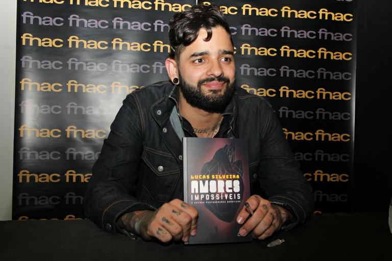 Lucas Silveira lança seu novo livro em SP
