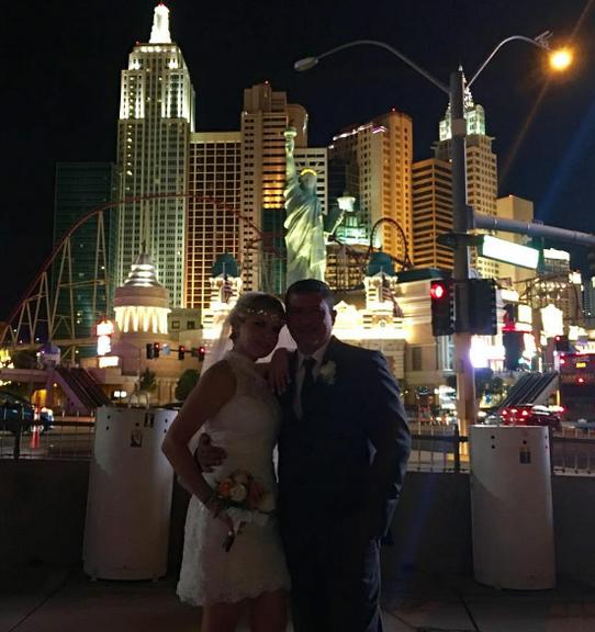 Tom Veiga, o Louro José, renova os votos do casamento em Las Vegas