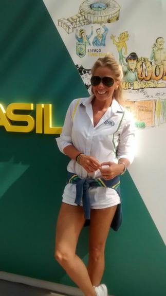 Adriane Galisteu prestigia judoca em evento no Rio 