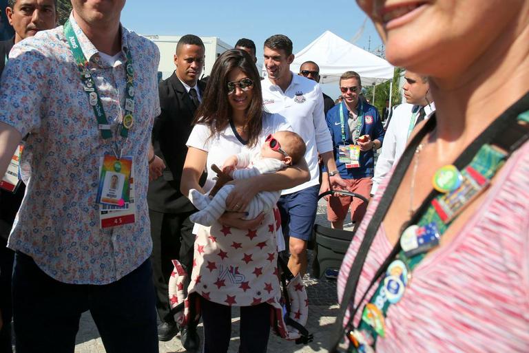 Michael Phelps passeia com o filho e a mulher, no Rio